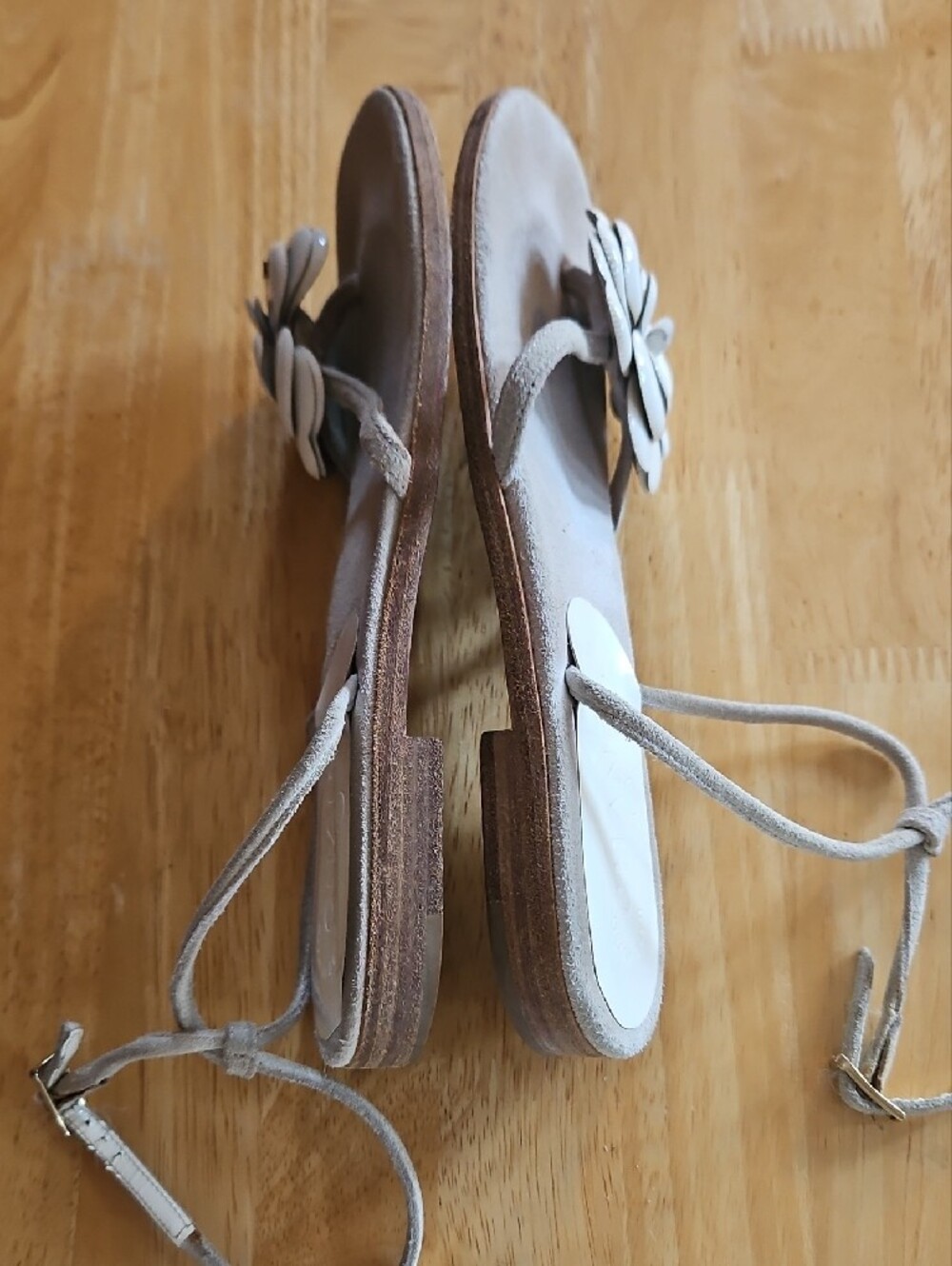 CHANEL Vintage Thong Gray Suede and White Patent Leather Sandals - Picture 8 of 16